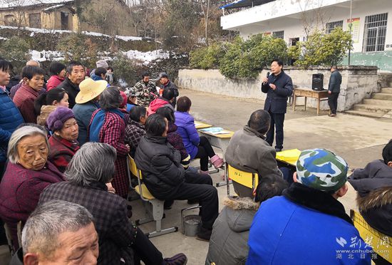 王三元向村民宣講精準(zhǔn)脫貧政策_(dá)副本.jpg