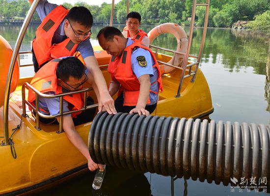 圖為檢察官與行政執(zhí)法工作人員對某湖泊水體進行采樣_副本.jpg