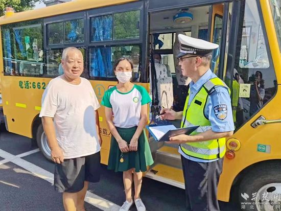 民警對(duì)校車開(kāi)展安全大檢查6.jpg.jpg