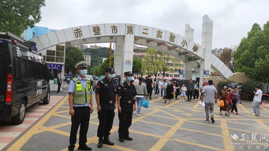 開(kāi)學(xué)首日，民警在校園內(nèi)開(kāi)展巡邏防控2.jpg