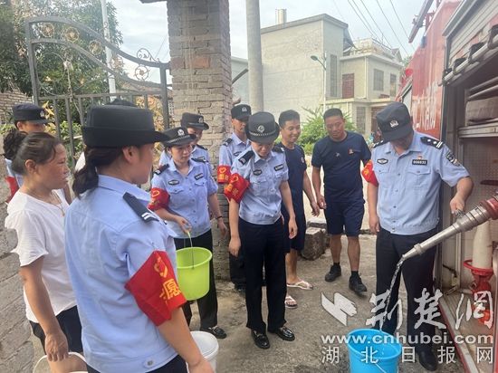 民輔警跟隨消防水車(chē)作業(yè)，通過(guò)肩挑手提的方式將清水送入行動(dòng)不便的老年、殘障村民的家中（通訊員 李麗君 攝） (3).jpg.jpg
