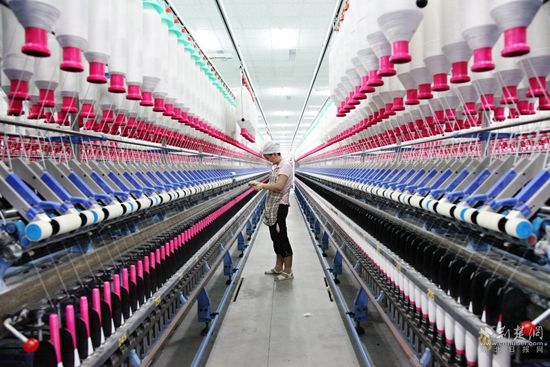在湖北百絲祥紡織有限公司生產(chǎn)車(chē)間，工人正在生產(chǎn)線上作業(yè).jpg.jpg