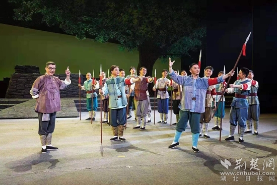 革命歷史題材楚劇《天明天亮》演出現(xiàn)場(chǎng)。通訊員供圖.webp.jpg