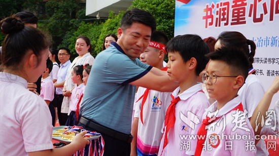 大冶市教育局黨組成員、副局長為親子共讀示范家庭頒發(fā)獎?wù)?jpg