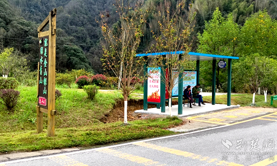 公交通到盤(pán)山村 通訊員 沈小龍 攝_副本.png.png