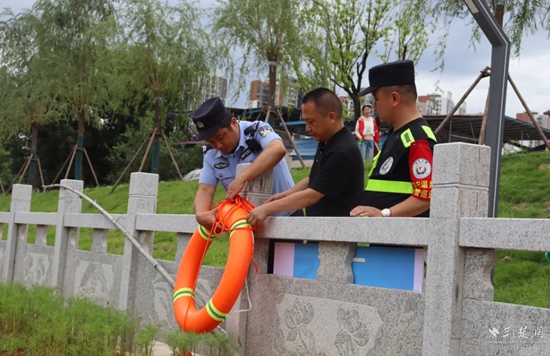 雙鶴派出所民輔警在轄區(qū)重點水域排查隱患，裝配救生工具.jpg