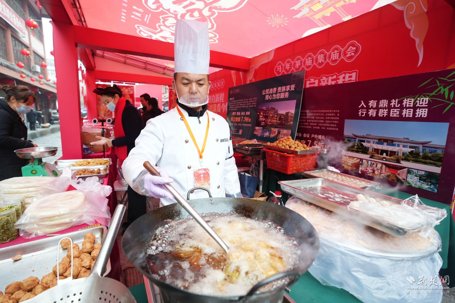 現(xiàn)場(chǎng)臘味、鹵貨、炸圓子吸引市民前來(lái)品嘗購(gòu)買 (1).JPG.JPG