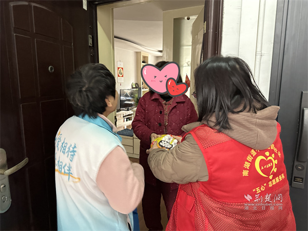 志愿小隊(duì)上門為轄區(qū)獨(dú)居、高齡老人送去湯圓.jpg
