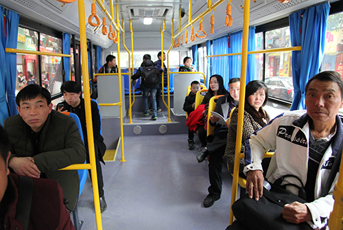 崇陽老百姓坐上新能源純電動(dòng)公交車。.JPG
